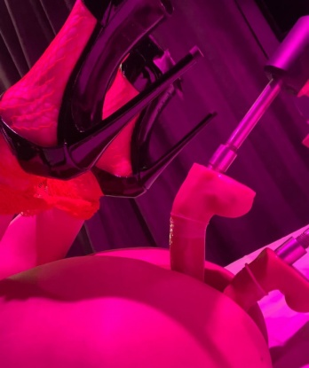 Молодая, стройная и очень гибкая. Готова исполнить твои самые смелые фантазии и желания. Приятное общение и незабываемый опыт гарантированы! 3389, 32 года